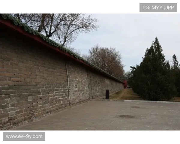 以地坛大门足球门为中心探寻城市记忆与青年运动精神的交汇之地