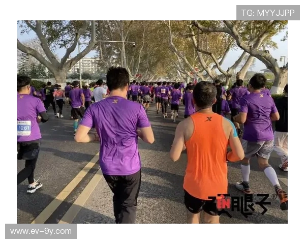 精彩瞬间尽收眼底 足球赛场上的激烈对决与精彩反转回顾